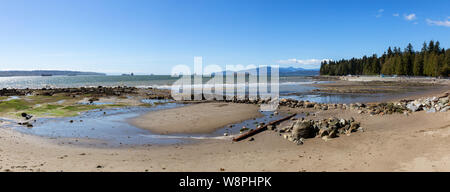 Schöne Panoramasicht auf Zweiten Strand im Stanley Park an einem sonnigen Tag. In der Innenstadt von Vancouver, British Columbia, Kanada. Stockfoto