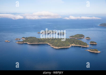 Luftaufnahme von pasley Island während einer lebendigen sonnigen Sommermorgen. In der Nähe von Vancouver, British Columbia, Kanada. Stockfoto