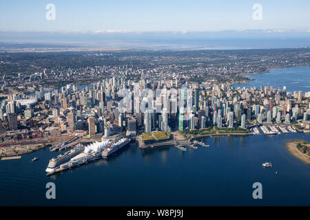 Luftbild der Innenstadt von Stadt, Hafen und Hafen in Vancouver, British Columbia, Kanada. An einem sonnigen Sommermorgen. Stockfoto