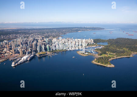 Luftbild der Innenstadt von Stadt, Hafen und Hafen in Vancouver, British Columbia, Kanada. An einem sonnigen Sommermorgen. Stockfoto