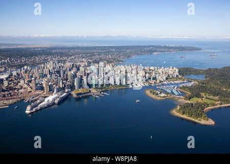 Luftbild der Innenstadt von Stadt, Hafen und Hafen in Vancouver, British Columbia, Kanada. An einem sonnigen Sommermorgen. Stockfoto