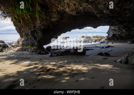 Schöne Aussicht von Mystic Strand am Pazifik Küste an einem sonnigen Sommertag. In der Nähe von Port Renfrew, Vancouver Island, BC, Kanada. Stockfoto