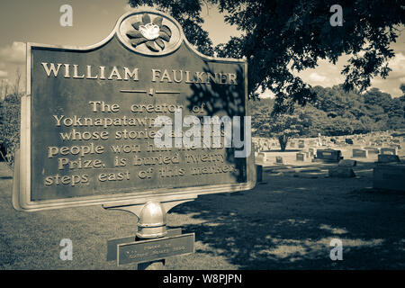 Eine historische Markierung verweist auf die nahe gelegenen Grabstätte von Nobelpreisträger, William Faulkner, in seiner Heimatstadt Oxford, MS, in sepia Ton Stockfoto