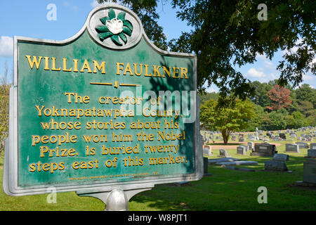 Ein historischer Marker, der die nahe gelegene Grabstätte des Nobelpreisträgers William Faulkner in seiner Heimatstadt Oxford, MS, USA, erwähnt Stockfoto