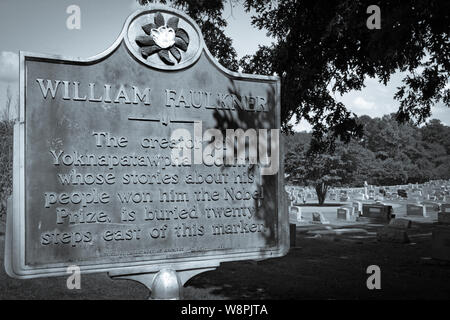 Eine historische Markierung verweist auf die nahe gelegenen Grabstätte von Nobelpreisträger, William Faulkner, in seiner Heimatstadt Oxford, MS, in Selen Ton Stockfoto