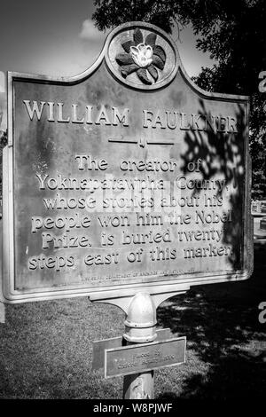 Eine historische Markierung verweist auf die nahe gelegenen Grabstätte von Nobelpreisträger, William Faulkner, in seiner Heimatstadt Oxford, MS, Schwarz und Weiß Stockfoto