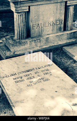 Die Grabstätte von Pulitzer Prize winning Autor William Faulkner ressting unter einer Steinplatte graviert Marmor in Oxford, MS, USA Stockfoto