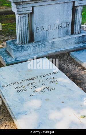 Die Grabstätte von Pulitzer Prize winning Autor William Faulkner ressting unter einer Steinplatte graviert Marmor in Oxford, MS, USA Stockfoto