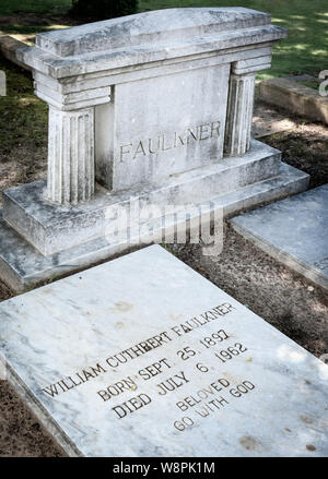 Die Grabstätte von Pulitzer Prize winning Autor William Faulkner, unter einer Steinplatte graviert Marmor neben seiner Frau in Oxford, MS, USA ruhen Stockfoto