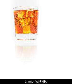 Eistee mit Eiswürfeln in ein Glas Stockfoto