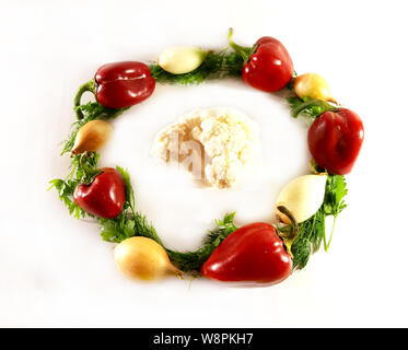 Gruene verschiedene Gemüse, Ökologie, Ernährung, Dill. Isolierte grünes Objekt für Design, weisser Hintergrund Beaty. Stockfoto