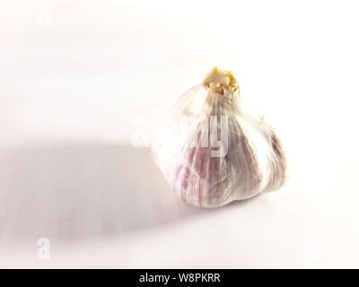 Knoblauch isoliert, tolles Design für irgendwelche Zwecke. Weißes design Hintergrund. Vegetarisches Essen. Aromatische Würze Stockfoto