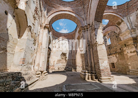 Stein architektonischen Ruinen mit Bögen und Sky, an der Kathedrale in Antigua Guatemala Antigua, Guatemala Stockfoto