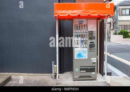 Alkoholische Getränke Automaten in einer Straße von Kyoto, Kyoto in Japan. Stockfoto