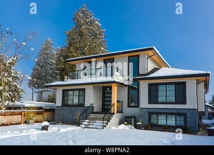 Neues Haus an einem Wintertag in Vancouver. Stockfoto