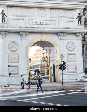 SKOPJE/Mazedonien - 28. AUGUST 2018: Fußgänger die Straße kreuzen vor dem Tor von Mazedonien, in der Nähe von Mazedonien entfernt. Stockfoto