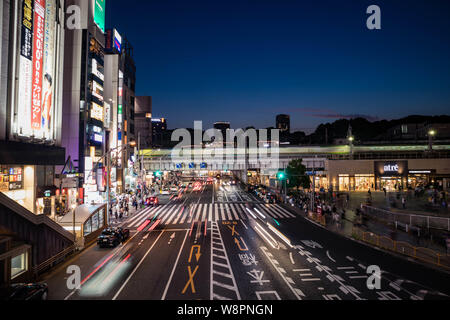 Anzeigen von Ueno Station Kreuzung während der blauen Stunde. Bewegungsunschärfe. Querformat. Stockfoto