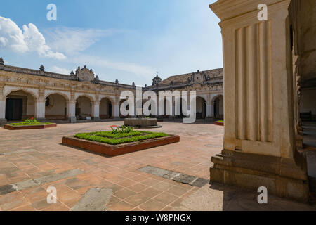 Steinbögen, schöner Innenhof und andere architektonische Details im Inneren der Universidad de San Carlos de Guatemala, Antigua, Guatemala Stockfoto