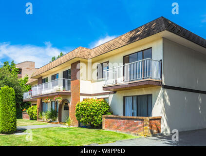 Fassade und der Haupteingang von Wohngebäuden Wohngebäude Stockfoto