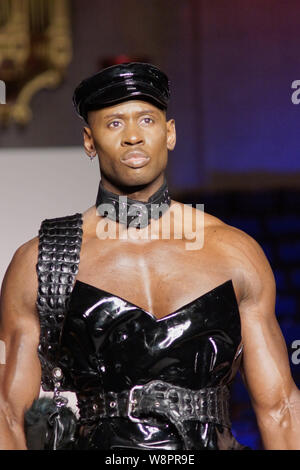 London, Großbritannien. 10 Aug, 2019. African Fashion Week London, UK. Hassan Reese am 9.AFWL. Credit: Peter Hogan/Alamy leben Nachrichten Stockfoto