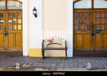 Vigan, Philippinen - 14. Juli 2019: Symetrischem doppeltüren an der streest der schönen kolonialen gepflasterten Straßen von Vigan in Nordluzon, Phil Stockfoto