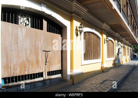 Vigan, Philippinen - 14. Juli 2019: Straßen in der schönen kolonialen gepflasterten Straßen von Vigan in Nord Luzon, Philippinen gesehen. Unesco-Heri Stockfoto