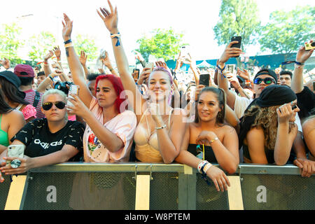 Aufgeregt Festivalbesucher bei Breakout Festival in der PNE Amphitheater in Vancouver, BC am 16. Juni, 2019 Stockfoto