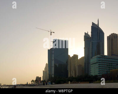 Juni 3, 2017 - Dubai Vereinigte Arabische Emirate: Wolkenkratzer an der Jumeirah Beach Resort bei Sonnenuntergang. Stockfoto