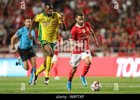 Lissabon, Portugal. 10 Aug, 2019. Mohamed Diaby des FC Paços de Ferreira (L) Mias für den Ball mit Rafa Silva von SL Benfica (R) während der Liga Nrn. 2019/20 Fußball -Match zwischen SL Benfica vs FC Paços de Ferreira. (Final Score: SL Benfica 5 - 0 FC Paços de Ferreira) Credit: SOPA Images Limited/Alamy leben Nachrichten Stockfoto