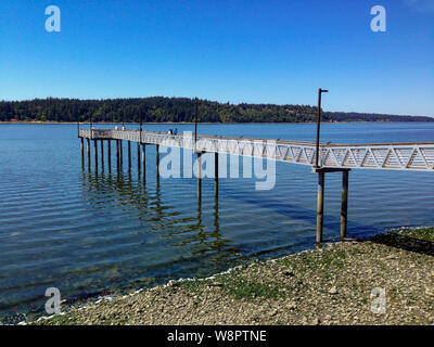 Port Orchard, Washington/USA - Juli 13, 2018: Blick auf den Hafen von Waterman öffentliche Pier mit Menschen, die in das klare Wasser. In der Nähe von Seattle & Bremerton. Stockfoto