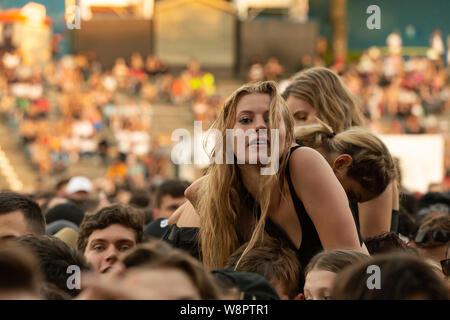 Aufgeregt Festivalbesucher bei Breakout Festival in der PNE Amphitheater in Vancouver, BC am 16. Juni, 2019 Stockfoto