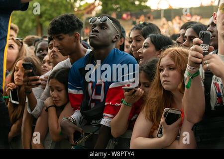 Aufgeregt Festivalbesucher bei Breakout Festival in der PNE Amphitheater in Vancouver, BC am 16. Juni, 2019 Stockfoto