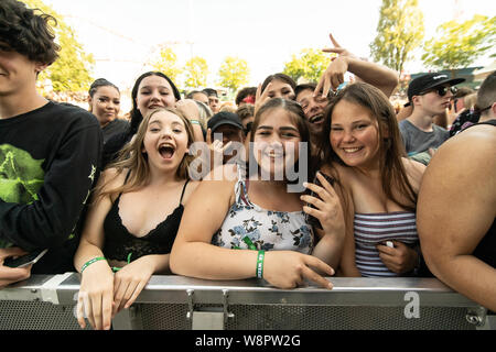 Aufgeregt Festivalbesucher bei Breakout Festival in der PNE Amphitheater in Vancouver, BC am 16. Juni, 2019 Stockfoto