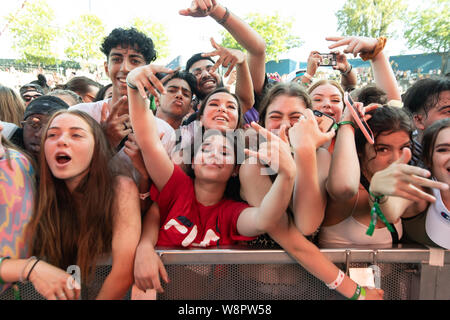 Aufgeregt Festivalbesucher bei Breakout Festival in der PNE Amphitheater in Vancouver, BC am 16. Juni, 2019 Stockfoto