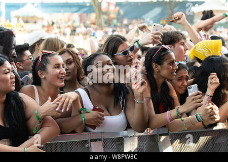 Aufgeregt Festivalbesucher bei Breakout Festival in der PNE Amphitheater in Vancouver, BC am 16. Juni, 2019 Stockfoto