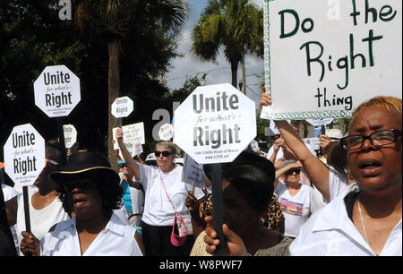 Tavares, United States. 10 Aug, 2019. Die Demonstranten halten Plakate hoch, bei den Vereinen für das, was die Rechten Marsch gegen die Platzierung der Konföderierten Statue von General Edmund Kirby Smith im Lake County Historical Museum. Lokale Führer wählte 3-2 die Statue der konföderierte General, die in der National Statuary Hall an der U.S. Capitol wurde zu Hause und wird im nächsten Jahr mit einem der afrikanischen amerikanischen Erzieher und Bürgerrechtler Mary McLeod Bethune ersetzt. Credit: SOPA Images Limited/Alamy leben Nachrichten Stockfoto