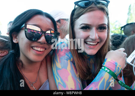 Aufgeregt Festivalbesucher bei Breakout Festival in der PNE Amphitheater in Vancouver, BC am 16. Juni, 2019 Stockfoto