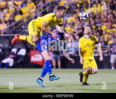 Columbus, Ohio, USA. 10 August, 2019. Columbus Crew SC Verteidiger Alex Crognale geht über FC Cincinnati defender Maikel van der Werf (23) für den Ball in ihr Spiel in Columbus, Ohio, USA kämpfen. Brent Clark/Alamy leben Nachrichten Stockfoto