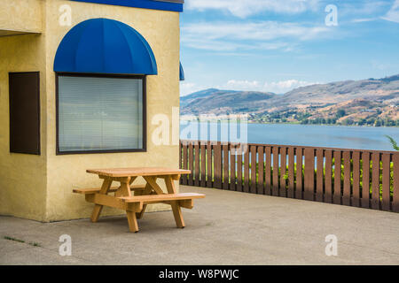 Cafe Bereich mit holztisch am Okanagan Lake Shore Stockfoto