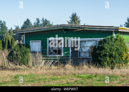 Alten, verlassenen Haus in disrepair auf kalten Herbst Tag. Stockfoto