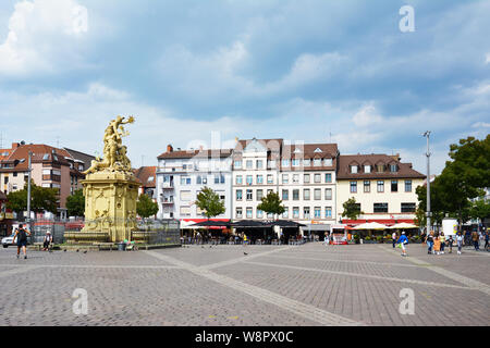 Mannheim Marktplatz Platz mit Brunnen mit sculpure Gottes Merkur, Schutzgöttin und Rhein von Peter van den Branden und Cafés im Freien Stockfoto