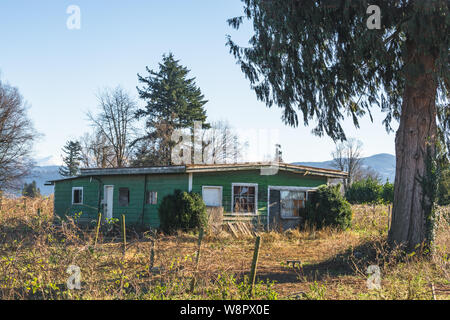 Alten, verlassenen Haus in Disrepair an sonnigen Kaufen kalten Herbsttag. Stockfoto