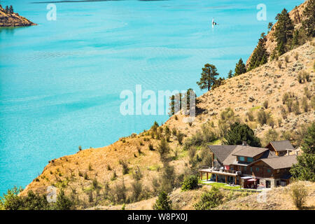 Tolle Aussicht auf den See Kalamaka mit luxuriösen Haus und Segelboot auf dem Wasser Stockfoto