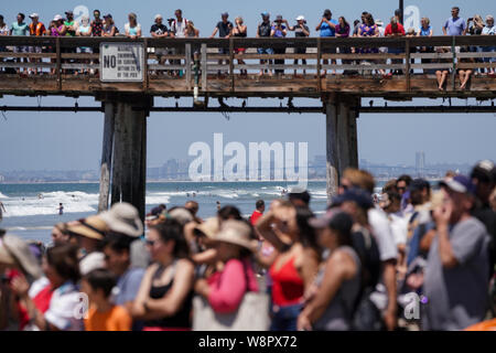 Imperial Beach, Kalifornien, USA. 10 August, 2019. Die Innenstadt von San Diego in der Ansicht vom Imperial Beach Surf Dog Wettbewerb. Credit: Ben Nichols/Alamy leben Nachrichten Stockfoto