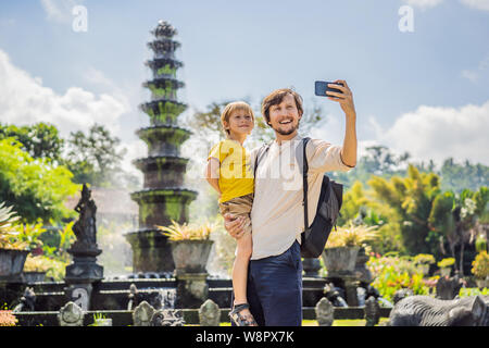 Vater und Sohn Touristen in Taman Tirtagangga, Wasser Palace, Wasser Park, Bali, Indonesien. Reisen mit Kindern Konzept. Kinder freundlicher Ort Stockfoto