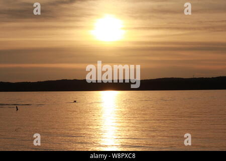 Reihenfolge der Sonnenuntergang über dem See aus dem gleichen Blickwinkel Stockfoto