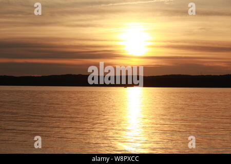 Reihenfolge der Sonnenuntergang über dem See aus dem gleichen Blickwinkel Stockfoto