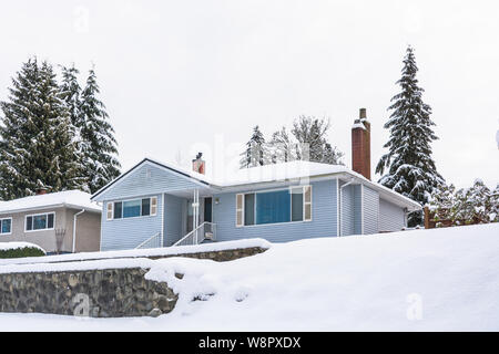 Durchschnittliche Nordamerikanische Haus im Schnee im Winter bewölkter Tag Stockfoto