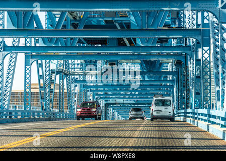 Fahrzeuge, die dem St. Johns River in der Innenstadt von Jacksonville, Florida über die Main Street Bridge (offiziell die John T. Alsop Jr. Bridge). Stockfoto