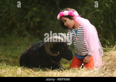 Peking, China. 10 Aug, 2019. Ein Mädchen spielt mit einem Ram während der jährlichen Mittelalter Festival in der Stadt Bouillon in Belgien, 10.08.2019. Credit: Zheng Huansong/Xinhua/Alamy leben Nachrichten Stockfoto